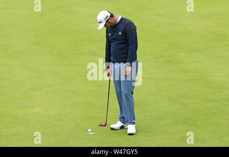 Spaniens Jon Rahm starrt auf seine Kugel nach und endet mit einem Drehgestell auf dem 18 Grün während Tag drei der Open Championship 2019 im Royal Portrush Golf Club. Stockfoto