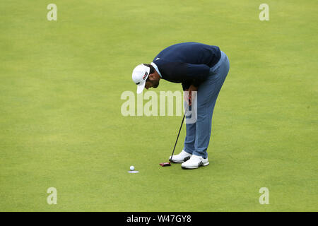 Spaniens Jon Rahm starrt auf seine Kugel nach und endet mit einem Drehgestell auf dem 18 Grün während Tag drei der Open Championship 2019 im Royal Portrush Golf Club. Stockfoto