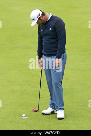 Spaniens Jon Rahm starrt auf seine Kugel nach und endet mit einem Drehgestell auf dem 18 Grün während Tag drei der Open Championship 2019 im Royal Portrush Golf Club. Stockfoto