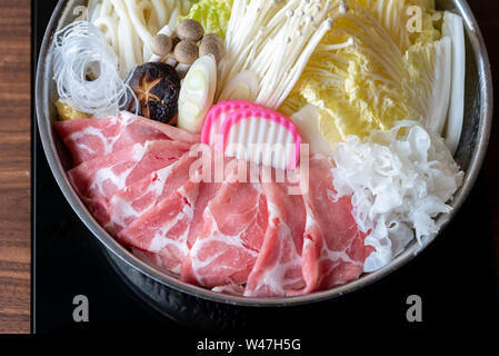 Japanische Kurobuta Schweinefleisch Sukiyaki Satz bereit zu kochen Stockfoto