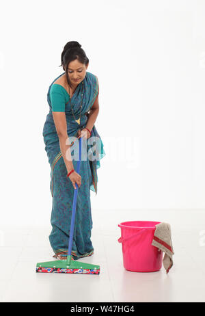 Indische junge Wischen, Frau Stockfoto