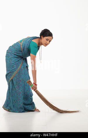 Frau geschwungenen Boden mit Besen Stockfoto