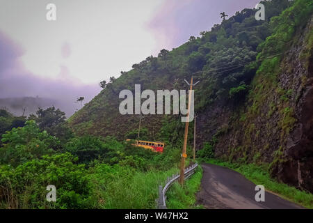 Kottayam, Kerala, Indien - 07 Juli 2019: Kerala State Transport Corporation Bus auf Vagamon Straße Stockfoto