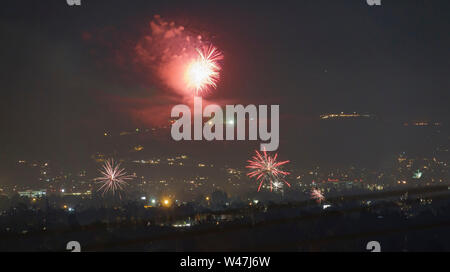 Nachtansicht der Burbank aera Feuerwerk am 4. Juli in Los Angeles County, Kalifornien Stockfoto