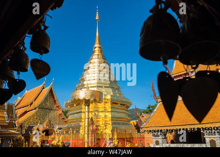 Goldenen Chedi und Regenschirm in Wat Phra That Doi Suthep Tempel, Chiang Mai, Thailand Stockfoto