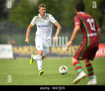 Foto Massimo Paolone/LaPresse 20 luglio 2019 Mezzano (TN), Italien Sport calcio Verona vs Union Feltre - Amichevole Pre Campionato di calcio Serie A 2019/2020 - Stadio" Intercomunale di Mezzano" Nella Foto: Pawel Dawidowicz (Hellas Verona) in azione Foto Massimo Paolone/LaPresse Juli 20, 2019 Mezzano (TN), Italien Sport Fussball Verona vs Union Feltre - Freundschaftsspiel vor der Italienischen Fußball-Liga einen TIM 2019/2020 - "Intercomunale di Mezzano" Stadion. Im Bild: Pawel Dawidowicz (Hellas Verona), die in Aktion Stockfoto