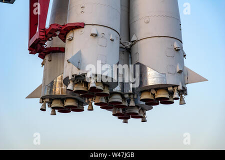 Maßstab der Reproduktion von Wostok 1 Rakete von Yuri Gagarin im ersten Raumfahrt verwendet, Schuß der Abgase, Allrussischen Ausstellungszentrum, Moskau, Russi Stockfoto