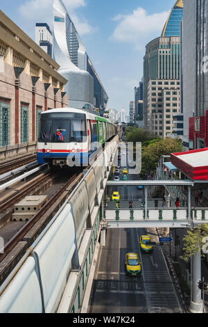 Bangkok, Thailand - 5. März 2019: BTS Skytrain läuft über die verkehrsreiche Straße in Bangkok, Thailand Stockfoto