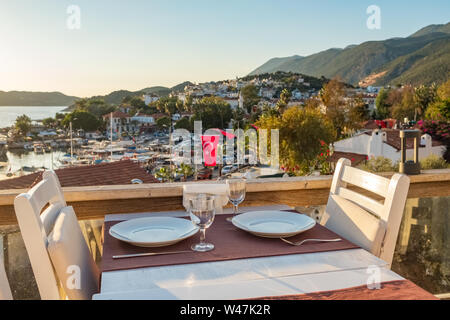 Gemütliches Café im Freien bei Sonnenuntergang in Kas, Mittelmeer, Türkei Stockfoto