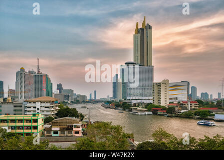 Skyline von Bangkok und Business Wolkenkratzer am Chaopraya River bei Sonnenuntergang in Bangkok, Thailand Stockfoto