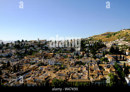 Blick auf Granada und das Albaicin Viertel von der Alhambra in Granada, Spanien an einem klaren Tag. Stockfoto