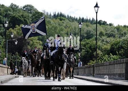 Kelso, Schottland - Juli 20: Kelso Civic Woche - yetholm Ride Out, Kelso. Kelso Laddie Mark Henderson trägt die Stadt Flagge zurück über Rennie Brücke, über die Rückkehr in die Stadt nach der Fahrt aus yetholm Samstag, 20. Juli 2019. Vor der 200 starke montiert Kavalkade mit RHM Sean Haken (2018 KL), Craig Logan (2017 KL). (Bild: Rob Grau): Rob Grau/Alamy leben Nachrichten Stockfoto