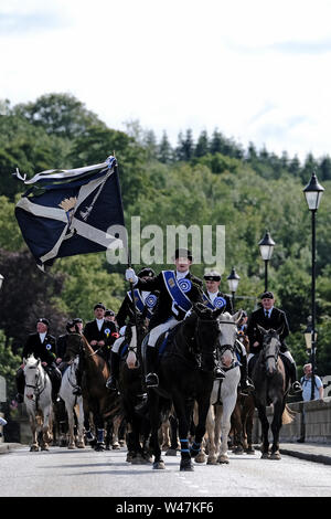 Kelso, Schottland - Juli 20: Kelso Civic Woche - yetholm Ride Out, Kelso. Kelso Laddie Mark Henderson trägt die Stadt Flagge zurück über Rennie Brücke, über die Rückkehr in die Stadt nach der Fahrt aus yetholm Samstag, 20. Juli 2019. Vor der 200 starke montiert Kavalkade mit RHM Sean Haken (2018 KL), Craig Logan (2017 KL). (Bild: Rob Grau): Rob Grau/Alamy leben Nachrichten Stockfoto