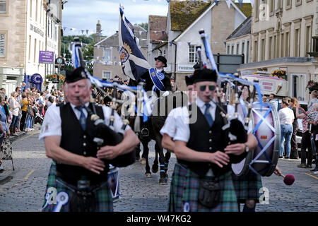 Kelso, Schottland - Juli 20: Kelso Civic Woche - yetholm Ride Out, Kelso. Kelso Laddie Mark Henderson trägt die Stadt Flagge, über die Rückkehr in die Stadt nach der Fahrt aus yetholm Samstag, 20. Juli 2019. Vor der 200 starke montiert Kavalkade mit RHM Sean Haken (2018 KL), Craig Logan (2017 KL). (Bild: Rob Grau): Rob Grau/Alamy leben Nachrichten Stockfoto