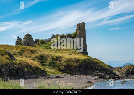 Dunure robuste Meer Abwehr, seine alten Burgruinen und jetzt auch eine "Outlander" Drehort zieht viel Aufmerksamkeit auf das Dorf dur Stockfoto