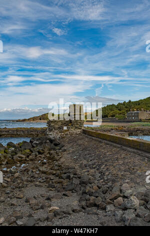 Dunure robuste Meer Abwehr und jetzt auch eine "Outlander" Drehort zieht viel Aufmerksamkeit auf das Dorf während des Sommers. Die outlan Stockfoto