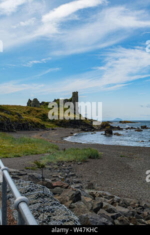 Dunure robuste Meer Abwehr, seine alten Burgruinen und jetzt auch eine "Outlander" Drehort zieht viel Aufmerksamkeit auf das Dorf dur Stockfoto