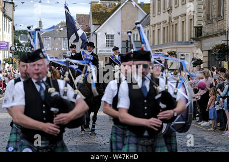 Kelso, Schottland - Juli 20: Kelso Civic Woche - yetholm Ride Out, Kelso. Kelso Laddie Mark Henderson trägt die Stadt Flagge, über die Rückkehr in die Stadt nach der Fahrt aus yetholm Samstag, 20. Juli 2019. Vor der 200 starke montiert Kavalkade mit RHM Sean Haken (2018 KL), Craig Logan (2017 KL). (Bild: Rob Grau) Stockfoto