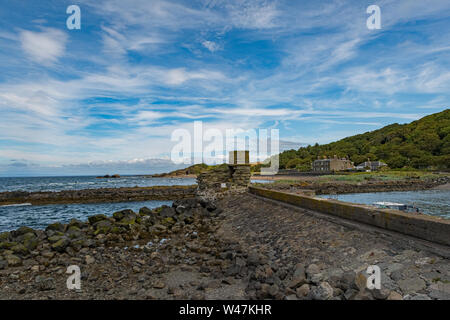 Dunure robuste Meer Abwehr und jetzt auch eine "Outlander" Drehort zieht viel Aufmerksamkeit auf das Dorf während des Sommers. Die outlan Stockfoto