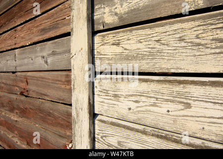 Alte verwitterte Scheune Holz an der Seite der Scheune im ländlichen Illinois. Stockfoto
