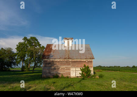 Alte rustikale Scheune im Mittleren Westen der USA als die Sonne beginnt zu setzen. LaSalle County, Illinois, USA Stockfoto