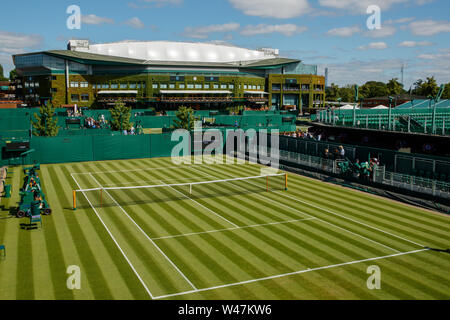 Allgemeine Ansicht der Center Court und die Anlagen rund um Wimbledon. Die Meisterschaften 2019. Gehalten an der All England Lawn Tennis Club, Wimbledon. Stockfoto