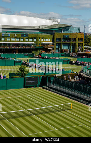 Allgemeine Ansicht der Center Court und die Anlagen rund um Wimbledon. Die Meisterschaften 2019. Gehalten an der All England Lawn Tennis Club, Wimbledon. Stockfoto