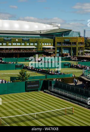 Allgemeine Ansicht der Center Court und die Anlagen rund um Wimbledon. Die Meisterschaften 2019. Gehalten an der All England Lawn Tennis Club, Wimbledon. Stockfoto