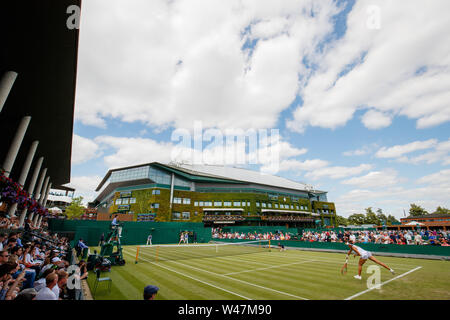 Allgemeine Ansicht von Anna Karolina Schmiedlova und Monica Puig auf Court 4 mit Centre Court hinter an der Wimbledon Championships 2019. Gehalten an der Alle Ger Stockfoto