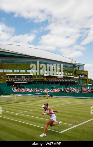 Allgemeine Ansicht von Anna Karolina Schmiedlova und Monica Puig auf Court 4 mit Centre Court hinter an der Wimbledon Championships 2019. Gehalten an der Alle Ger Stockfoto