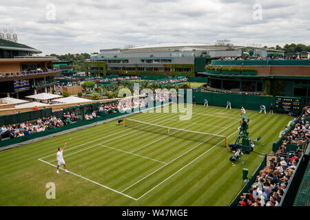 Allgemeine Ansicht von Daniil Medwedew und Paolo Lorenzi, Gericht 18 und Nr. 1 in der Wimbledon Championships 2019. Gehalten an der All England Lawn Tennis Cl Stockfoto