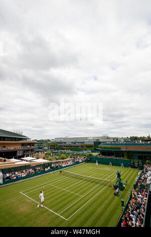 Allgemeine Ansicht von Daniil Medwedew und Paolo Lorenzi, Gericht 18 und Nr. 1 in der Wimbledon Championships 2019. Gehalten an der All England Lawn Tennis Cl Stockfoto