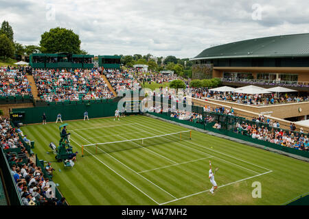 Allgemeine Ansicht von Daniil Medwedew und Paolo Lorenzi, Gericht 18 und Nr. 1 in der Wimbledon Championships 2019. Gehalten an der All England Lawn Tennis Cl Stockfoto