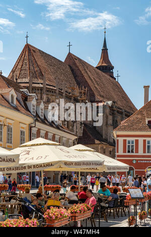 Street Restaurant und Biserica Neagră, die Schwarze Kirche, Brasov, Rumänien Stockfoto