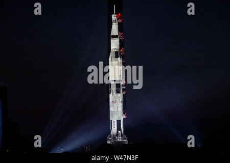 Lebensgroße Projektionen auf das Washington Monument der 365 Fuß hohen Saturn V Rakete Apollo Mond begeisterte auf der National Mall während der Feier Stockfoto