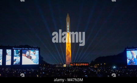 Lebensgroße Projektionen auf das Washington Monument der 365 Fuß hohen Saturn V Rakete Apollo Mond begeisterte auf der National Mall während der Feier Stockfoto