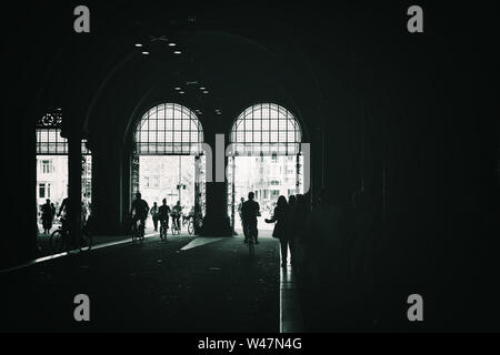 Personen und Fahrräder in einem Tunnel, der unter dem Rijksmuseum, Amsterdam, Niederlande Stockfoto