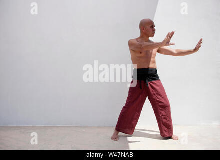 Martial Arts Mann üben Achtsamkeit Übungen Körper, Geist zu harmonisieren. Stockfoto