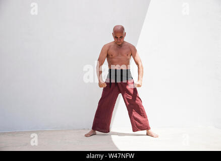 Martial Arts Mann üben Achtsamkeit Übungen Körper, Geist zu harmonisieren. Stockfoto