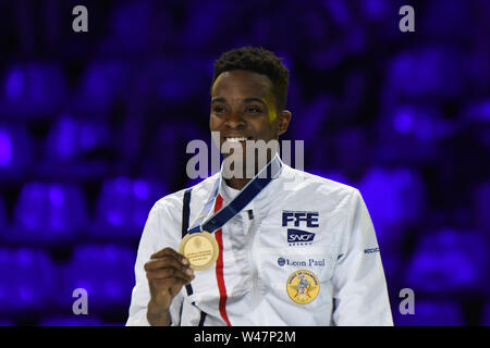 Budapest, Ungarn, 20. Juli 2019. Champion Enzo Lefort von Frankreich wirft mit seiner Goldmedaille während der 2019 FIE Fechtweltmeisterschaften der Budapester Männer Folie Siegerehrung bei SYMA Sport- und Konferenzzentrum in Budapest, Ungarn am 20. Juli 2019. Stockfoto