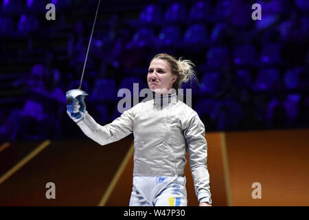 Budapest, Ungarn, 20. Juli 2019. Olha Kharlan der Ukraine feiert den Gewinn der 2019 FIE Fechtweltmeisterschaften der Budapester Frauen Sabre Finale gegen Sofia Velikaya Russlands bei SYMA Sport- und Konferenzzentrum in Budapest, Ungarn am 20. Juli 2019. Stockfoto