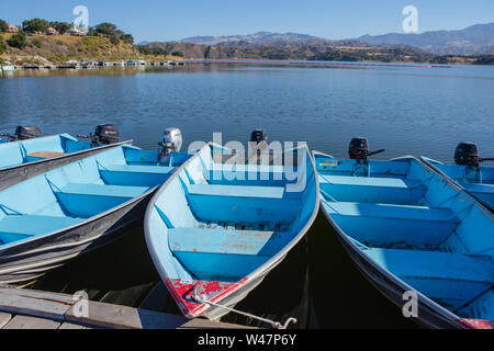 Blau Fischerboote gebunden bis zu einer hölzernen Steg zum Mieten am Lake Cachuma, Santa Barbara County, Kalifornien, USA Stockfoto