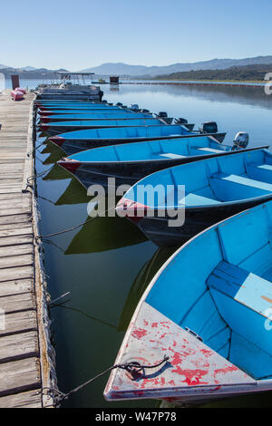 Blau Fischerboote gebunden bis zu einer hölzernen Steg zum Mieten am Lake Cachuma, Santa Barbara County, Kalifornien, USA Stockfoto