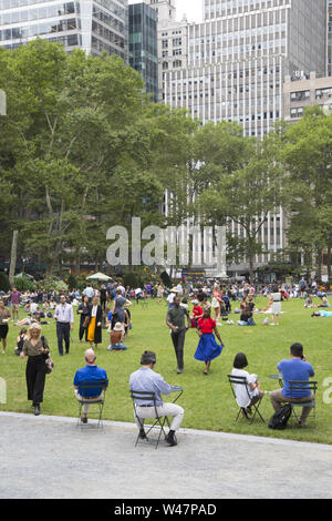 Midtown Büroangestellte und Touristen entspannen im Bryant Park am Mittag in Manhattan, New York City. Stockfoto