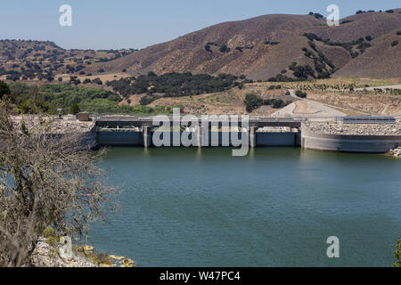 Die Bradbury zerbrechlichen Damm über den Santa Ynez Fluss direkt am Highway 154 an der Vista point Lake Cachuma. Im Zentrum von Santa Barbara County, Kalifornien, USA Stockfoto