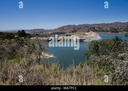 Die Bradbury zerbrechlichen Damm über den Santa Ynez Fluss direkt am Highway 154 an der Vista point Lake Cachuma. Im Zentrum von Santa Barbara County, Kalifornien, USA Stockfoto