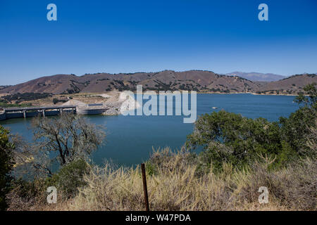 Die Bradbury zerbrechlichen Damm über den Santa Ynez Fluss direkt am Highway 154 an der Vista point Lake Cachuma. Im Zentrum von Santa Barbara County, Kalifornien, USA Stockfoto