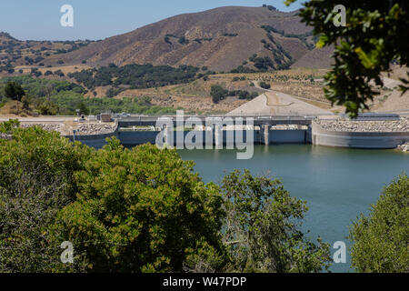 Die Bradbury zerbrechlichen Damm über den Santa Ynez Fluss direkt am Highway 154 an der Vista point Lake Cachuma. Im Zentrum von Santa Barbara County, Kalifornien, USA Stockfoto