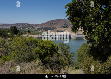 Die Bradbury zerbrechlichen Damm über den Santa Ynez Fluss direkt am Highway 154 an der Vista point Lake Cachuma. Im Zentrum von Santa Barbara County, Kalifornien, USA Stockfoto