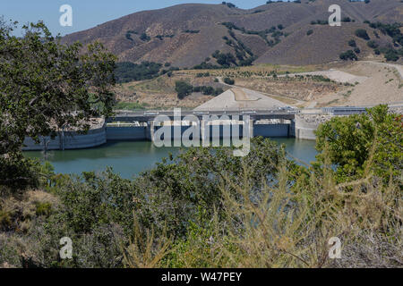 Die Bradbury zerbrechlichen Damm über den Santa Ynez Fluss direkt am Highway 154 an der Vista point Lake Cachuma. Im Zentrum von Santa Barbara County, Kalifornien, USA Stockfoto